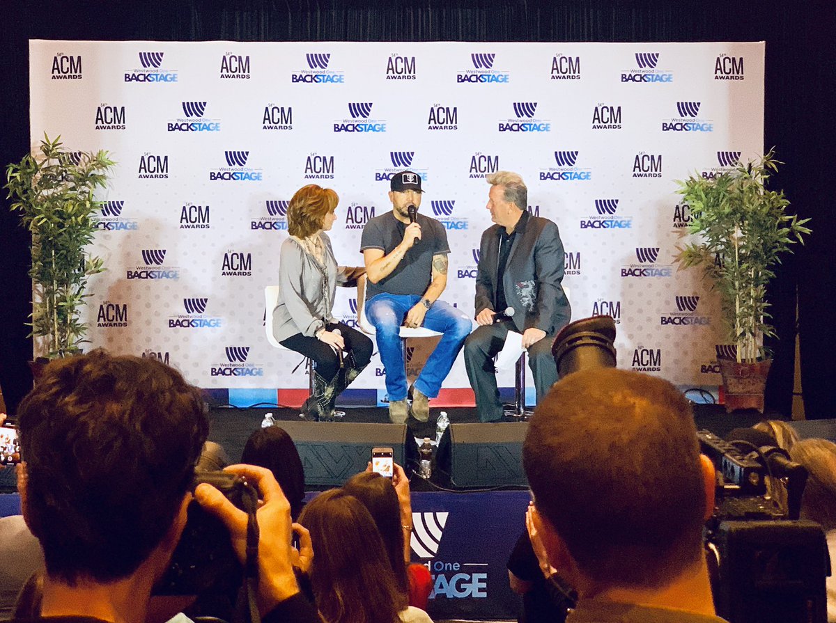 973NASH's tweet photo. KickSomeNash: SURPRISE! Artist of the Decade @Jason_Aldean surprises @reba 💥 #WestwoodOne #NashNightsLive #ACMs2019 https://t.co/6dZb4ZcGDp