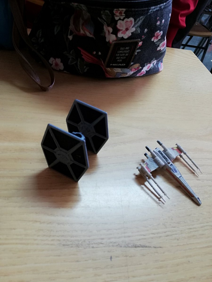 lizzie_2038's tweet photo. Hoy un estudiante me trajo figuras de #StarWars a la clase. Yo toda ๐, pero lo mรกs shockeante fue que dijo "tambiรฉn tengo la nave de Ben Solo". Pensรฉ que habรญa escuchado mal, le pedรญ repetir lo dicho y EN VERDAD DIJO BEN SOLO NO KYLO REN ๐๐
#Bendeption #SaveBenSolo #EpisodeIX https://t.co/DYdT1nt3zd