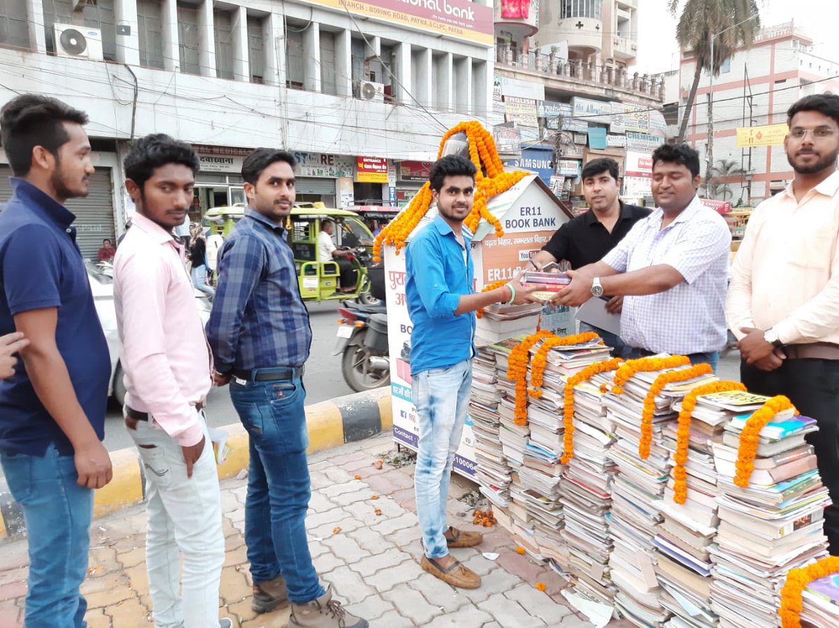 DhanlakshmiSin2's tweet photo. #Helmet man राघवेंद्र कुमार ने बुक्स का वितरण किया 300 गरीब बच्चों कोl भारत की शिक्षा को बढ़ाने के लिए एक अनोखी पहल निशुल्क शिक्षा के लिए किताब प्राप्त कर रहे हैंl #er11 बुक बैंक बॉक्स द्वाराl
#हेलमेटमैन राघवेंद्र कुमार अब तक डेढ़ लाख बच्चों को निशुल्क किताब दे चुके हैंl
@dna https://t.co/KDV19lZtKx