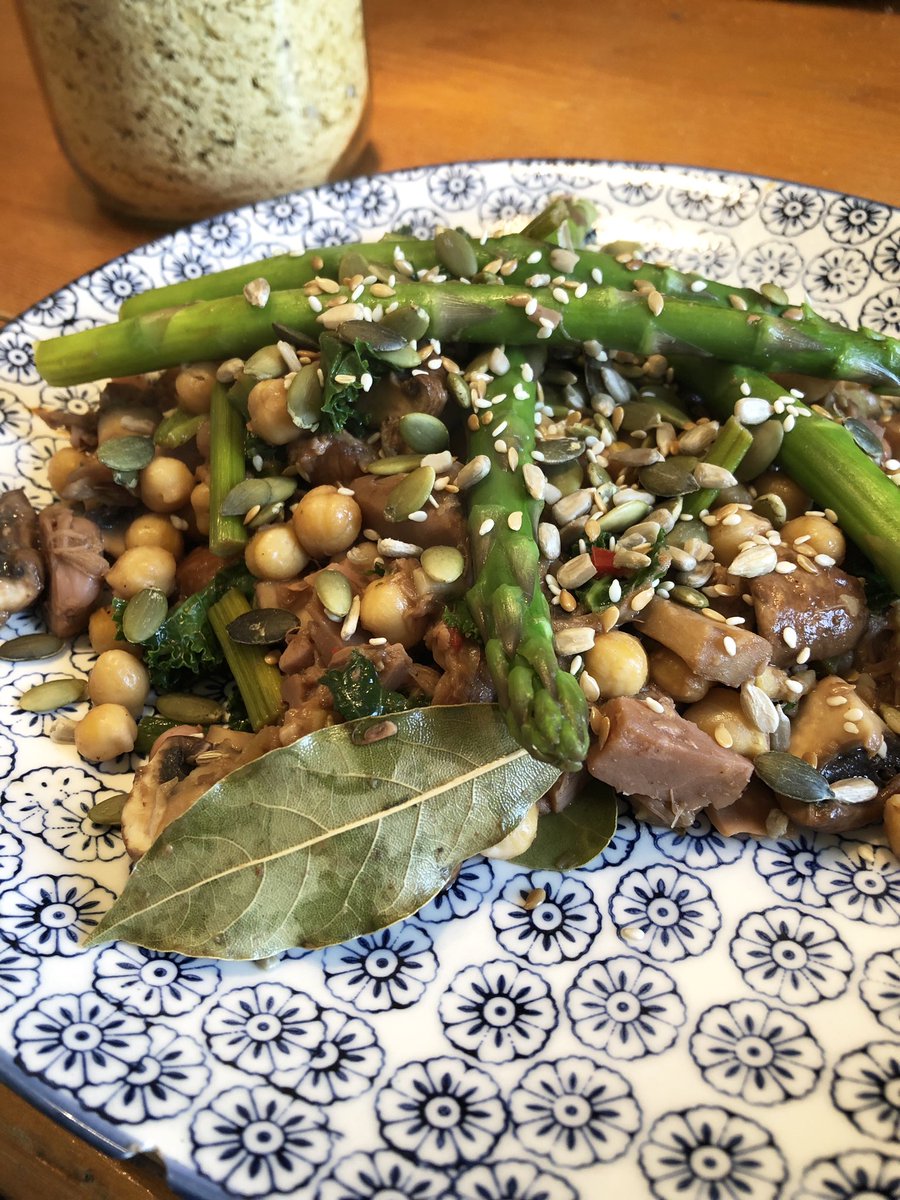 lesbianfoodie's tweet photo. Big ole plate of good 🙃 jackfruit, chickpea and asparagus goodness! #vegan #throwntogether #yum https://t.co/nRG2k4MW8q