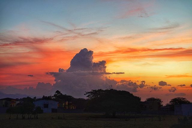 #globetrotting #iphoneedits #sonya7rii #costarica #costarica🇨🇷 #sunset #nuclearsunset #colors #sun #clouds bit.ly/2KaY2NP