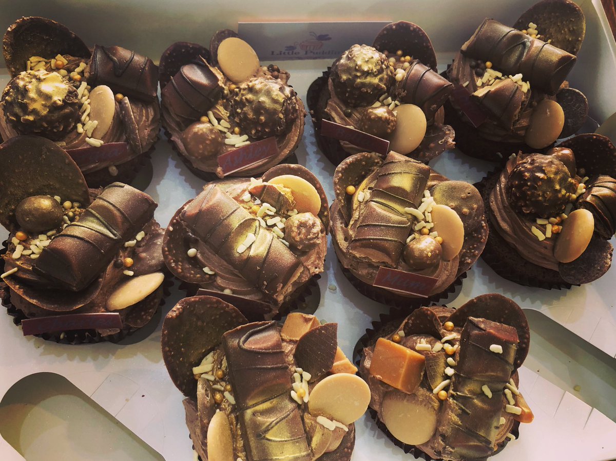 Gorgeous birthday 🧁 
For all you chocolate lovers out there this would be a dream come true 🥰
#birthday #birthdayboy #cupcakes #chocolate #nutella #nutellacupcakes #cake #cakecakecake #forerrorocher #kinderbueno #fudge #milkchocolate #darkchocolate #yummy