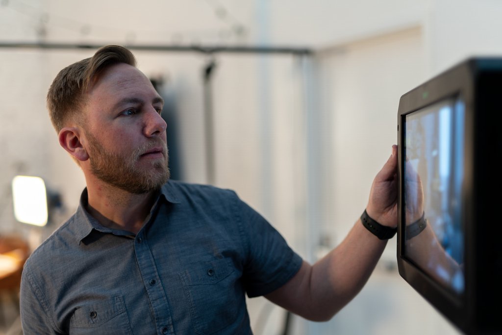 CIRCA3's tweet photo. Here are a few BTS shots from last weeks shoot for Lit Living!
-
Photo: @dylantoaro1
-
Production Co. CIRCA3
DP: @kaseylarose
Audio: Kollin Brinkerhoff 
Gaffer: Matt Francis 
Grip: Dylan Totaro 
Actress: @monicamooresmith
HMU: Tayler Swensen 
Set Design: Kochell Interior Design https://t.co/WHl9TLjrv3