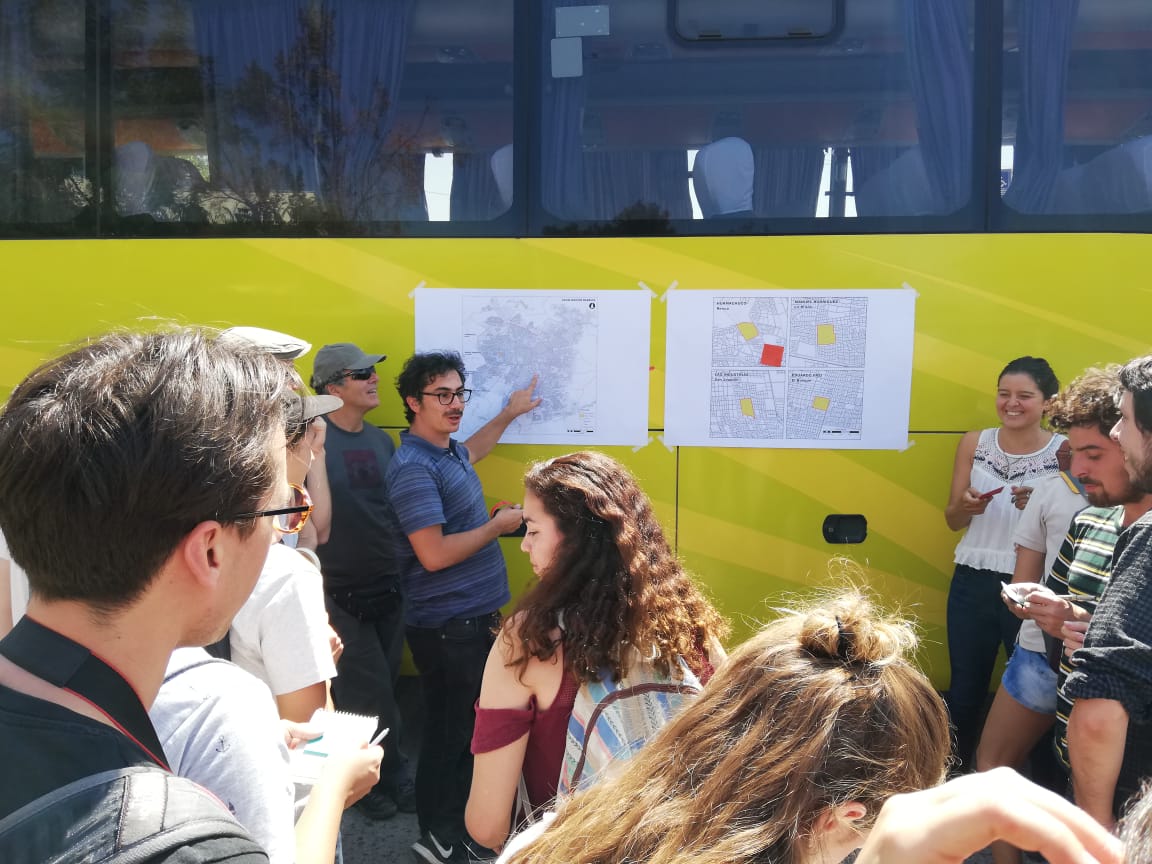 Salida a terreno del “Taller Integrado de Vivienda Colectiva: Regeneración Barrial a Escala Humana ”que reúne estudiantes y profesores <a href="/ARQ_UC/">Arquitectura UC</a> y <a href="/MundoFAU_uchile/">FAU U. de Chile</a> , a los 4 barrios de estudio: Huamachuco, Población Manuel Rodriguez, Villa Eduardo Frei Montalva y Las Industrias