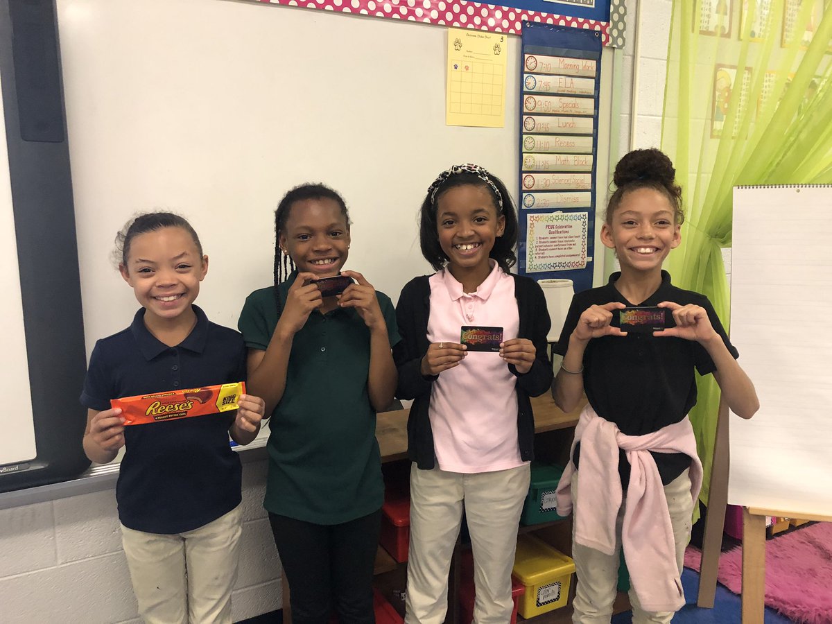 Our paw print winners of the day!  Love those smiles. Gift cards and candy. @HDES_AP @PrinciPAL_HDES