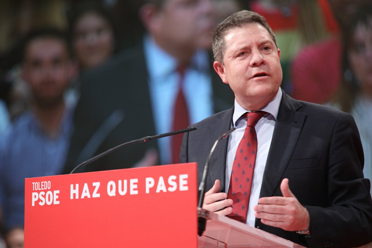 PSOE's tweet photo. 🌹@garciapage: ¿Quién puede quejarse de que @sanchezcastejon busque soluciones los #ViernesSociales? 

🔬¿Quién puede quejarse de aprobar un plan para combatir el paro de larga duración o para recuperar el talento? Otros prefieren recuperar a Suárez Illana. 

#HazQuePase https://t.co/pEOibCeRDu