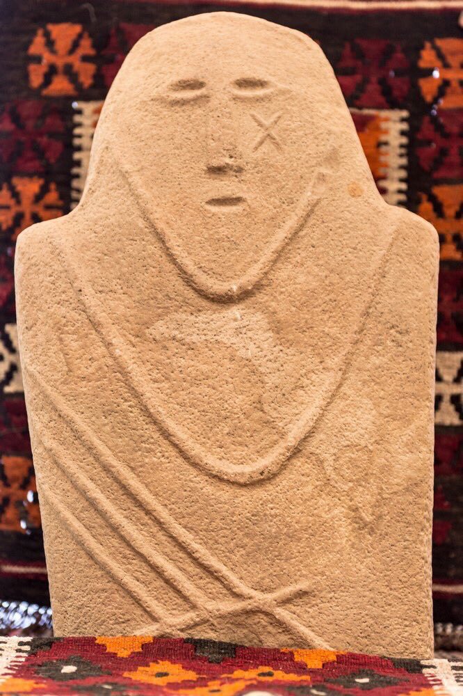 قطعة أثرية عمرها أكثر من 6 آلاف عام، عثر عليها المواطن محمد بن هليل البلوي في منطقة #تبوك وأعادها إلى هيئة السياحة والتراث الوطني.
#الآثار_إعادتها_أمانة