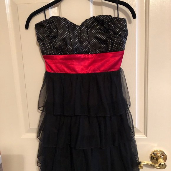marym5675's tweet photo. So good I had to share! Check out all the items I'm loving on @Poshmarkapp from @JourdanWood #poshmark #fashion #style #shopmycloset #rubyrox #pinkvictoriassecret: https://t.co/It0Y7F7GrI https://t.co/q4Zbj1lAuk