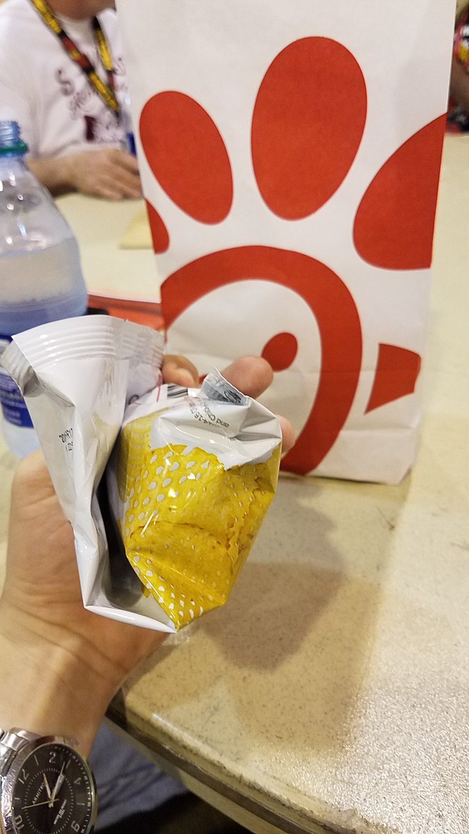 ATXChris1's tweet photo. That was a nice $4, quarter filled bag of 6 chips 😂😂😂
Why not use a smaller bag &amp; cut costs? 🤔
@ChickfilA https://t.co/FeDpX4IsDd