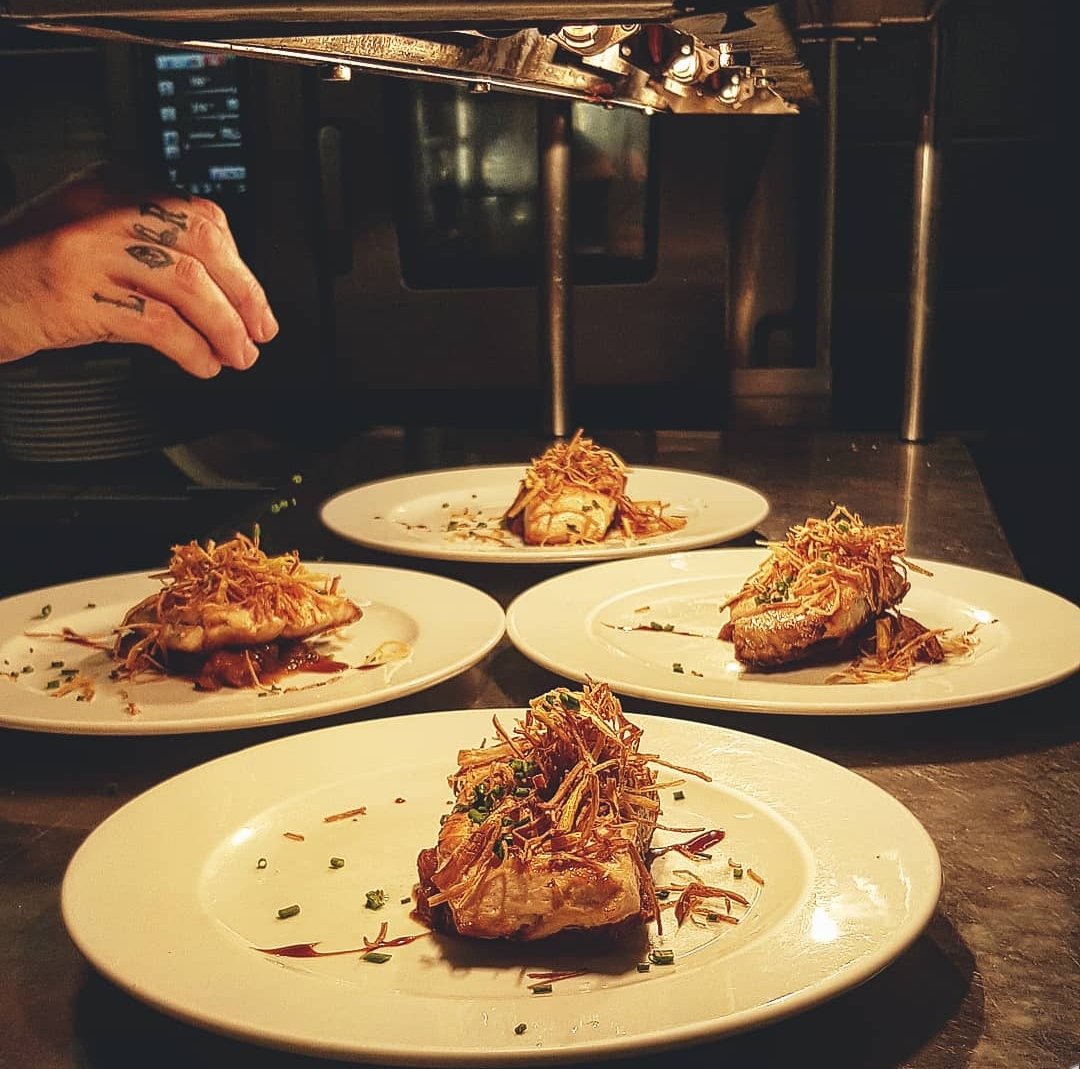 ¿Quieres descubrir uno de nuestros platos estrella? 💫 Y es que nuestra corvina salvaje con chips de puerro está simplemente E-S-P-E-C-T-A-C-U-L-A-R 🐟🔝 #celiacos #singluten #restauranteceliaco #restaurantesingluten #barcelona #comidasingluten #libredegluten #glutenfree