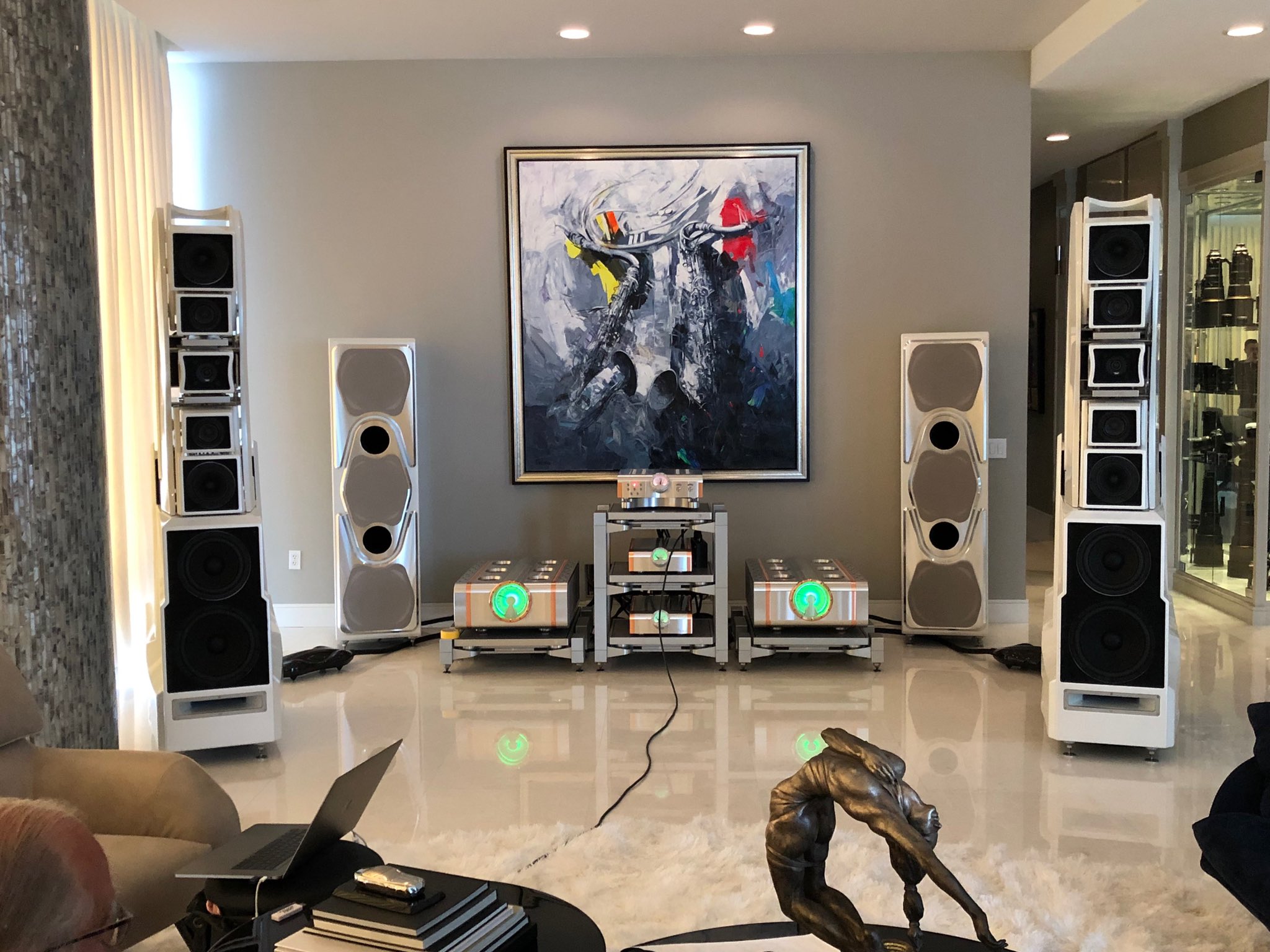 تويتر \ Wilson Audio على تويتر: "Stunning #WAMM Master Chronosonic system  put together by iconic systems for their client. @dagostino_amps Relentless  amplifiers, @TransparentInc Magnum Opus cables, Harmonic Resolution Systems  Inc. racks, MSB