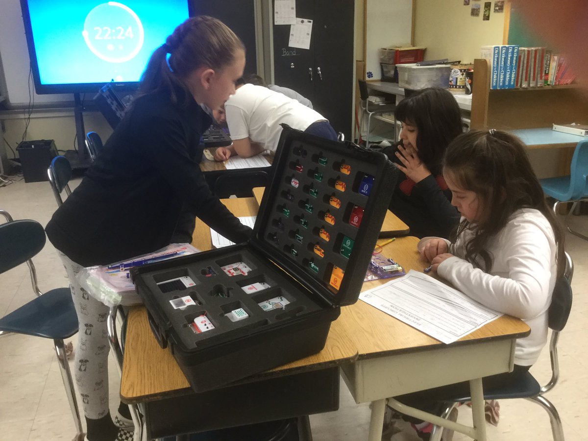 mrscook208's tweet photo. 4C exploring electrical circuits with SNAP circuits @SchoolProspect https://t.co/mKC1hOBkUG