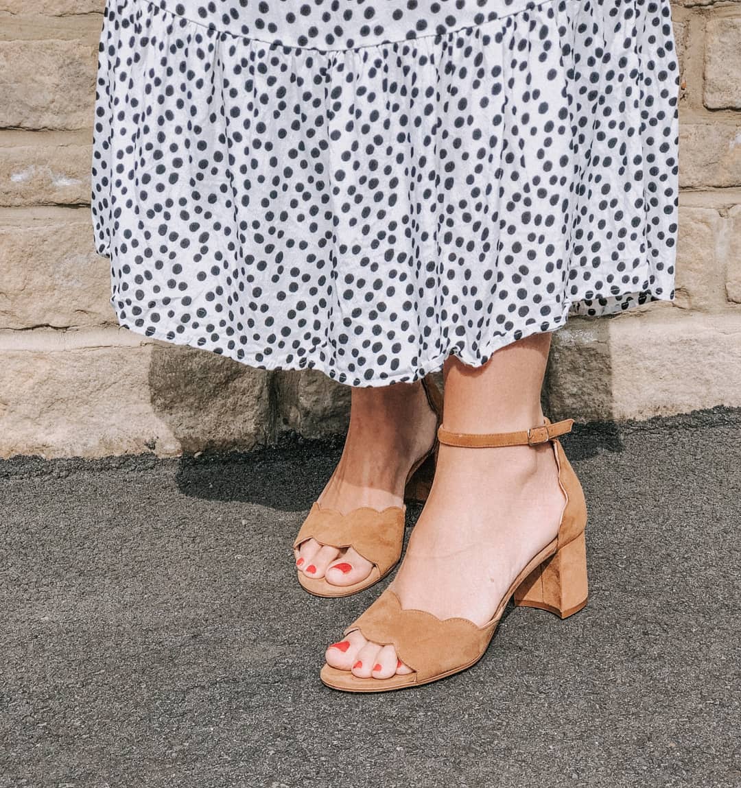 How can you make a classic heeled sandal even more elegant?? When it doubt add scalloped edges for a distinctive, sophisticated finish • Aleph chestnut • online now!

👌📸@dayinthelifeof_laura
#fridaynightlights #imwearingcara #artisanmade #weekendcasual #springliving