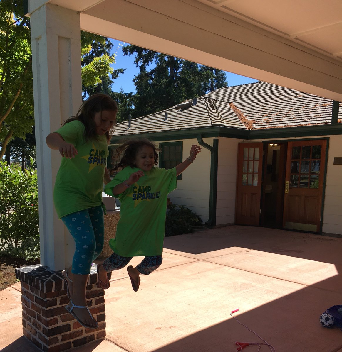 CancerPathways's tweet photo. #FridayFeeling
#CampSparkle
Jumping into the weekend like: https://t.co/ElN6KzY7Ts