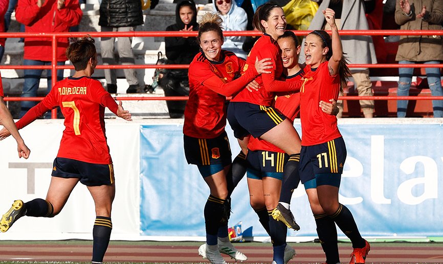 Las jugadores españolas celebran un gol ante Brasil.