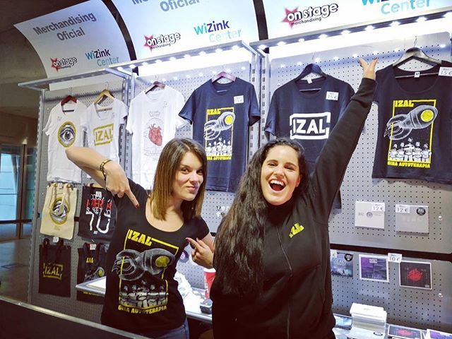 Nos vemos hoy con <a href="/izalmusic/">IZAL</a> en @wizinkcenter !!! Todas nuestras tiendas estarán ubicadas en cota 0, nivel de entrada !! •
Nuestras chicas ya están preparadas !!!
•
Tambien puedes comprar en nuestra web 👉🏼 Onstage.es bit.ly/2VvDMHX