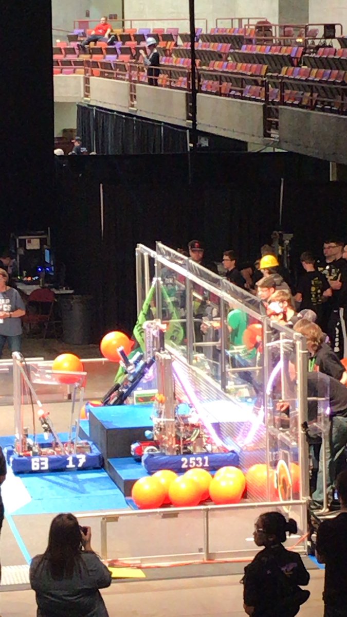 Lined up and ready for qualification 33！Go blue alliance！