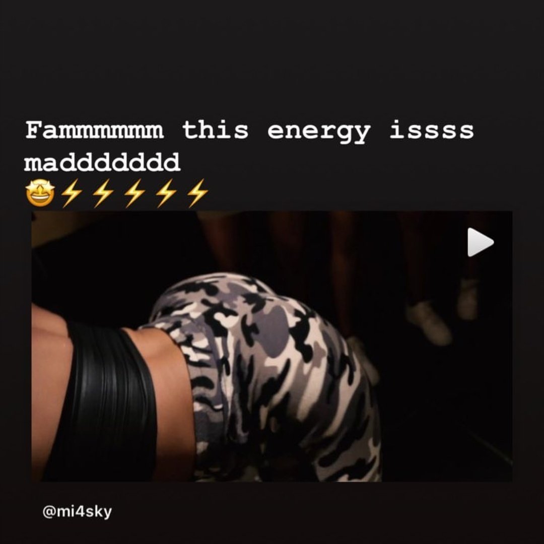 Mi4sky2's tweet photo. 🤑🤑 #BHADCHICK link in bio to performance! #SHUTDOWN #LIT #turnup ⚡🔥👏🏽😤 https://t.co/vBDKGyYG2k