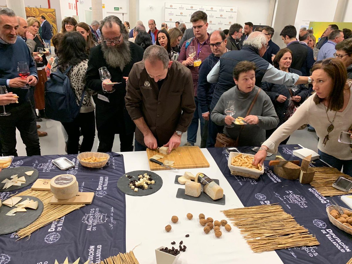 Dip_Va's tweet photo. La diputada #InmaculadaToledano participa en el XVIII Congreso Nacional de Enólogos y II Encuentro de Enólogos de Iberoamérica celebrado en el #Castillo de #Fuensaldaña @turvalladolid y en Q-BO @alimentosVALL @turismopenafiel https://t.co/1X6txp9tyd