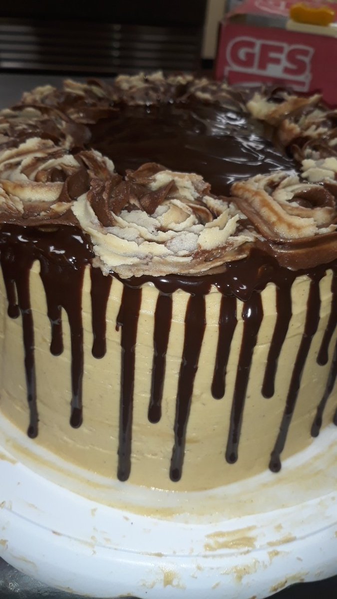 hey_itskat18's tweet photo. Banana chocolate chip cake with peanut butter icing!!😍❤  #capsnap #tctc #cake #baker https://t.co/a9Do1CnsB0