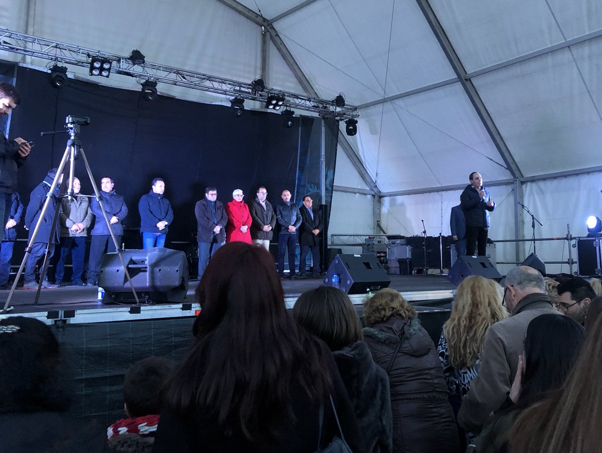 El alcalde <a href="/SantiagLlorente/">Santiago Llorente</a> agradece a los socios y socias de la Casa de Andalucía de #leganes su compromiso con la ciudad. 🌺🍀💙⭐️ Son una de las entidades de referencia en #leganes fomentando la participación y difundiendo sus tradiciones. #feriaandaluzaLeganes <a href="/CasaAndalucia/">CasaAndaluciaLeganes</a>