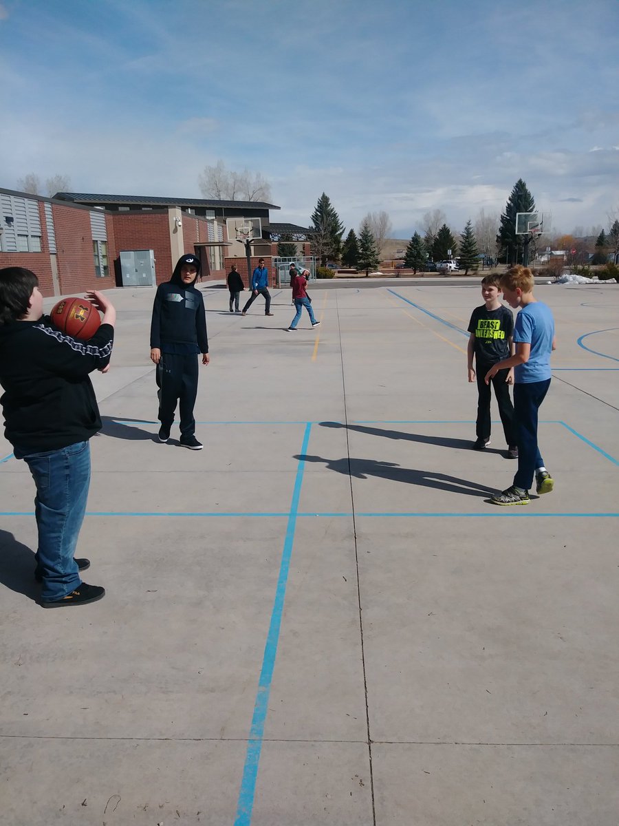VelardeJolene's tweet photo. Its too nice outside not to be out there! #LanderSchools #SpringIsHere @Fremont1_LMS @LanderSchools https://t.co/f3HWGfoOee