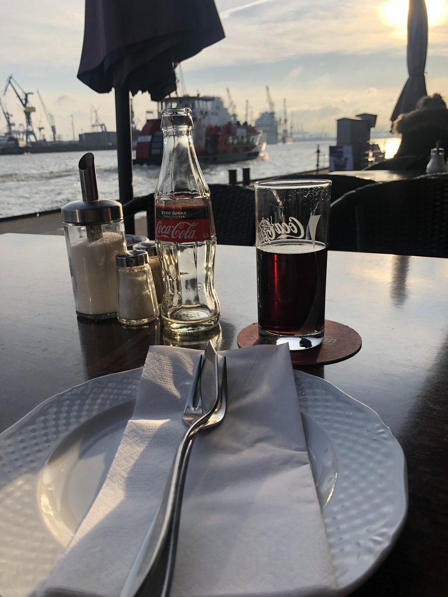 Jules_Rules7's tweet photo. So mein erstes Präsenz Seminar hinter mich gebracht. Hat Spaß gemacht ☺️ wünsche euch allen ein tolles Wochenende und sende viele Grüße aus dem atemberaubenden Hamburg 😍 #Hamburg #eurofh #fernstudium #bwl #wipsy #moinmoin #jetzterstrecht #WeiterImmerWeiter https://t.co/kXJk8mbVTd