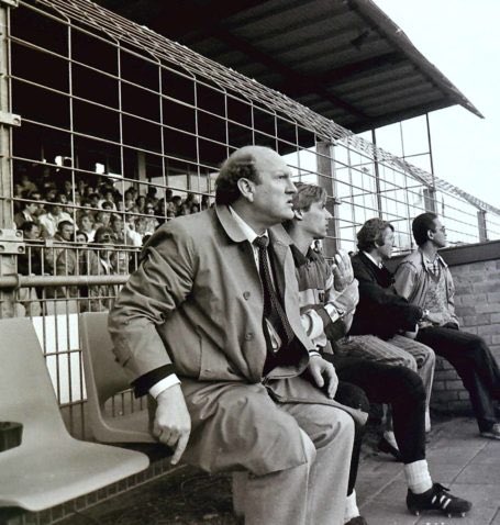 Krijg net een berichtje van zijn vrouw (en de wereld mag het weten): 

De zware hartoperatie van Simon Kistemaker was zeer spannend, maar is geslaagd. Hoera!

Het herstel zal nog veel vergen, maar De Kist is er nog, jongens. 🤞