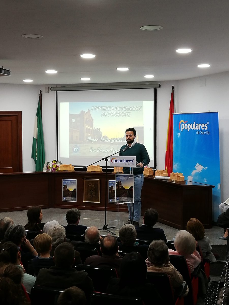 Hoy @pedrogonzalezpp ha entregado el premio al mérito deportivo en la I edición de los Premios Populares de #Peñaflor al Club Deportivo de Atletismo Peñaflor. 

Desde <a href="/nnggsevilla/">NNGG de Sevilla 🇪🇸</a> damos la enhorabuena a los premiados. Ejemplo de esfuerzo y superación.