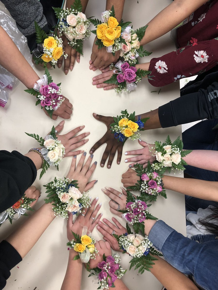 kacipatranella's tweet image. It’s prom time!!!! BHS is ready for Rustic Romance!!!  #BrenhamUnited #IChooseBrenham #floralfun
