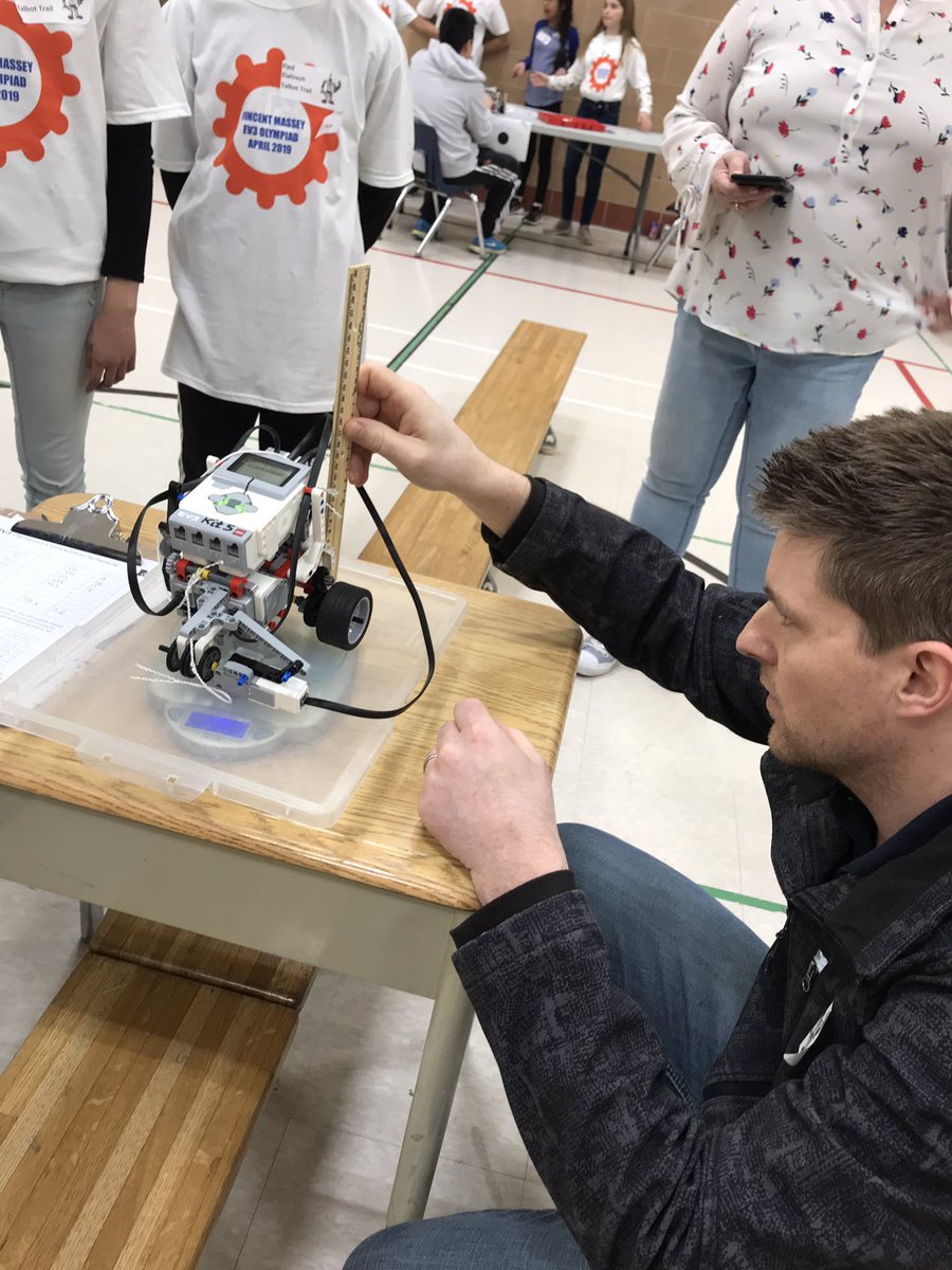 Mrs_hamzology's tweet image. The differences in design allow for a stronger tugBOT #ev3robotics