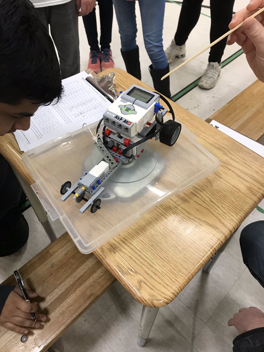Mrs_hamzology's tweet image. The differences in design allow for a stronger tugBOT #ev3robotics