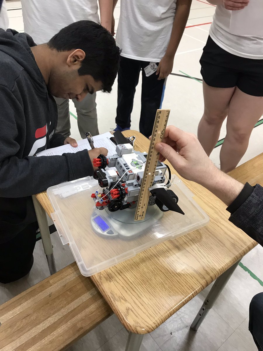 Mrs_hamzology's tweet image. The differences in design allow for a stronger tugBOT #ev3robotics