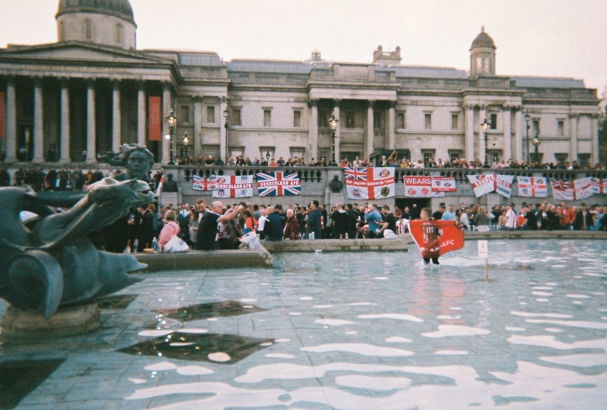 When the lads in red &amp; white took over Covent Garden and Trafalgar Square last weekend <a href="/ALS_Fanzine/">A LOVE SUPREME</a> <a href="/RokerReport/">Roker Report</a>