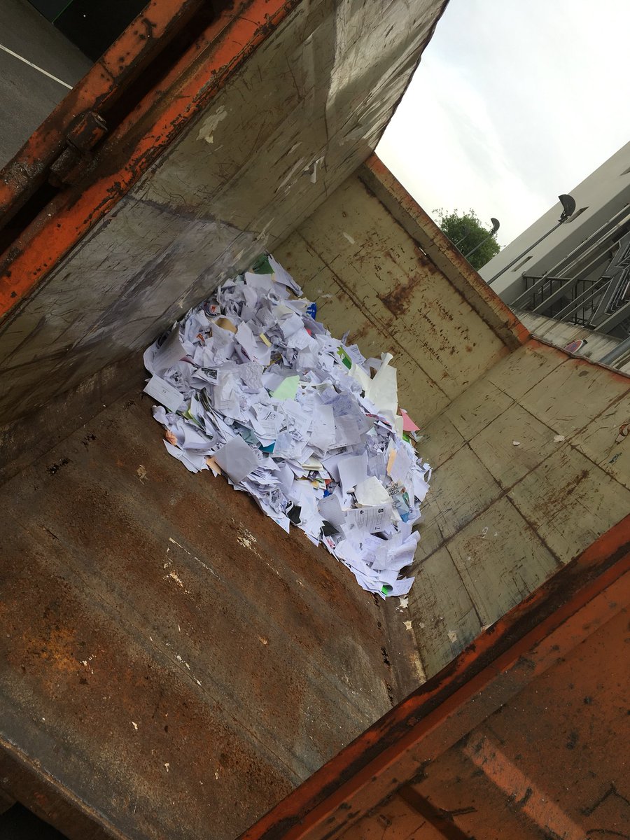 REPdoramaar's tweet photo. jeudi au @clg_Dora_Maar, les élèves de l’option #EDD réfléchissent à l’amélioration du clg et à son aménagement/ ils démarrent le jardin péda. défrichent, mouillent et retournent la terre. En parallèle, le tri ds les classes prend de l’ampleur #bennearemplir #ParcoursCitoyen https://t.co/SHqXzrJF2z