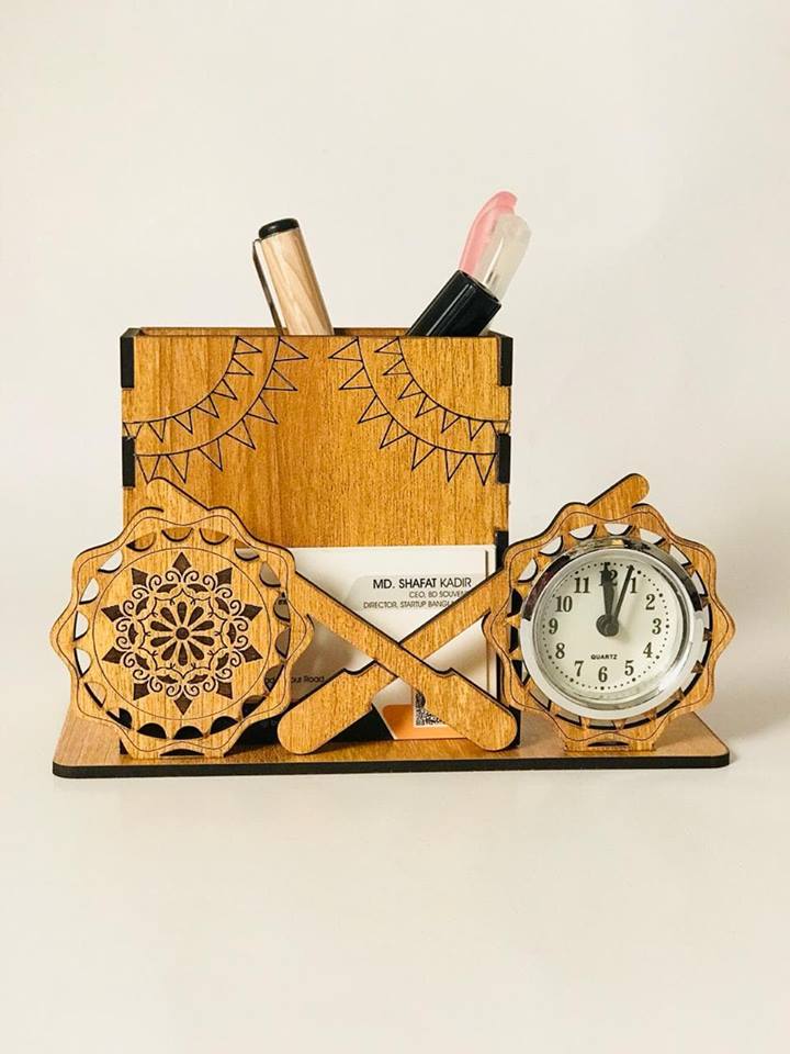 RangdhanuDesign's tweet photo. Wooden desktop organizer with Slot for pen and card with table clock.
Minimum Order Qty 100 units.
Price: 340/- per

For details 📞 01941312612 or 01978312612 https://t.co/0YnNo4zPhH