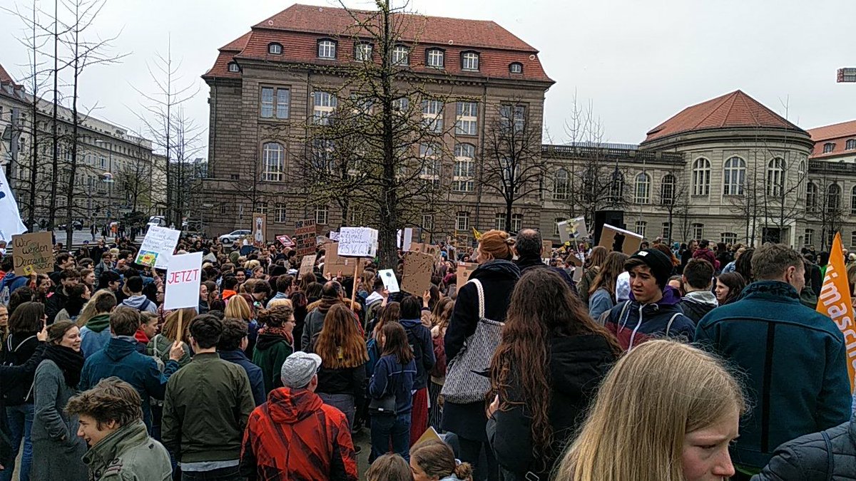 ZivilisatSchutz's tweet image. Beharrlichkeit siegt! 
@Fridays4Future
#StudentsForFuture
@Parents4Future
@DoctorsForFuture
@SciForFuture
@farmerforfuture
#EntrepreneursforFuture
@jtrittin
@zeitonline
@DivestBerlin
Berlin, vor dem @BMWi_Bund 5. April 2019. Der 13. #Schulstreik