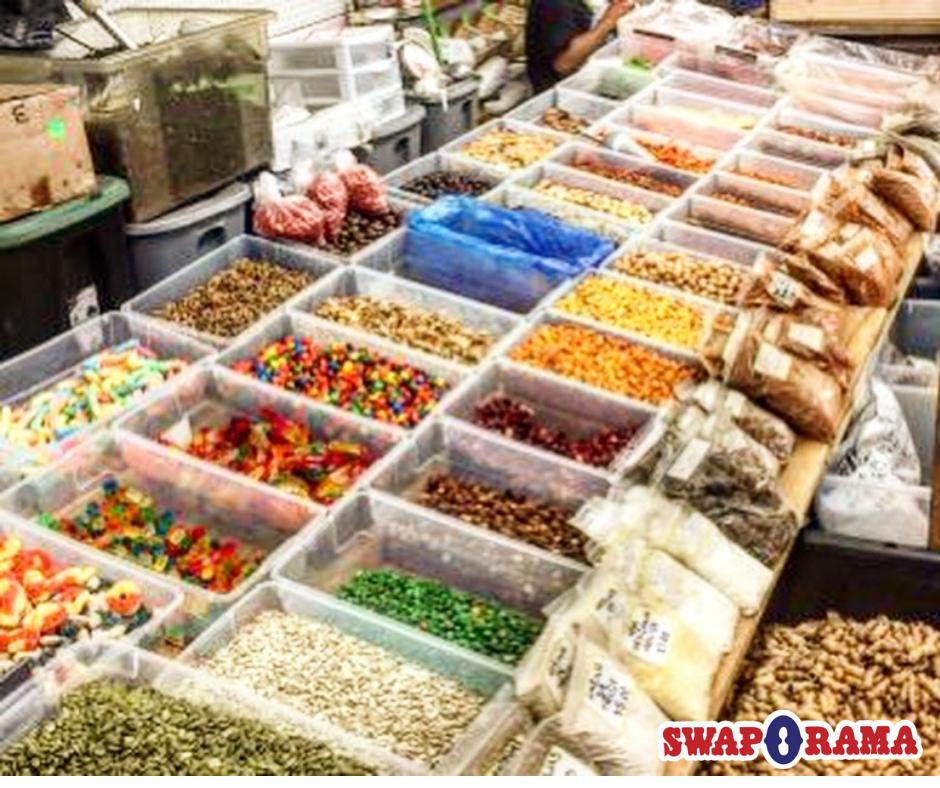 Our markets have so many cool things, but did you know you can grab some tasty treats too? Who's going to the market this weekend? 

#tgif #itstheweekend #weekendvibes #bargains #fleamarket #swaporama #shopping #chicagoweekend #springhassprung #chicagoweekend #nuts #candy