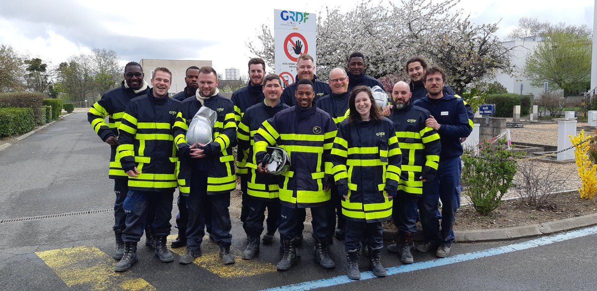 delfosse_phil's tweet photo. Moment émouvant sur le campus @EnergyFormation #Gennevilliers @herve_dambrine tire sa révérence après 302 jours consacrés à la formation #mercure. Il a ainsi participé à la professionnalisation de 550 stagiaires. Merci à la DRNO @GRDF @PascalC_Thai. Belle retraite Monsieur Hervé! https://t.co/qmIR5LXcfe