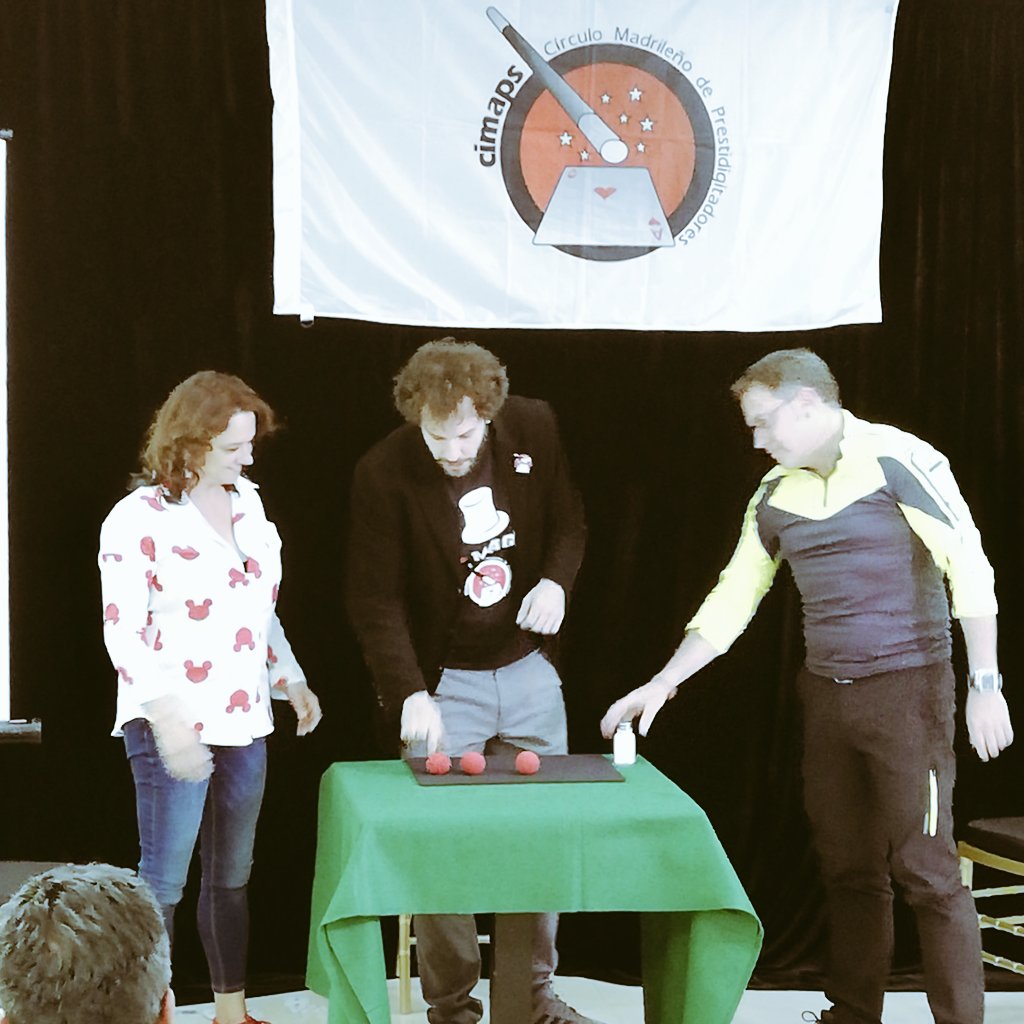 cimaps's tweet photo. Este juego se hace con tres pelotas. Y si alguien las tiene es @elchascarrillo que se ha currado el espacio @cimaps con las que damos la bienvenida a nuestra convención anual. ¡Bravo! https://t.co/JNGRMLOA9f