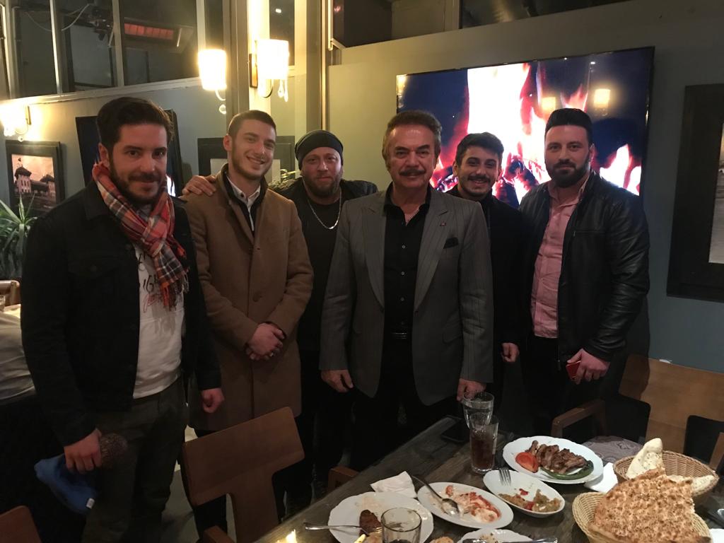 sinanayar61's tweet photo. Yaşayan efsane, mütevazı saygılı ve büyük sanatçı Orhan Gencebay. Allah uzun ömürler versin..
@Usame_Demirkaya @KaplanS08 https://t.co/LlTOe2kOfq