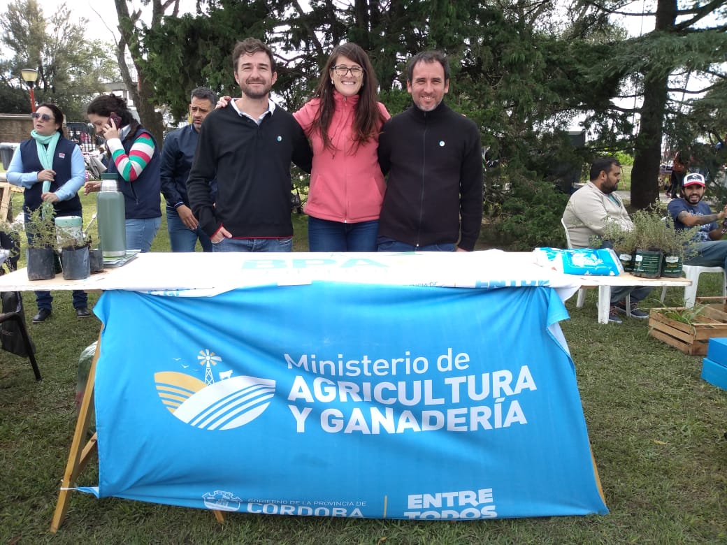 MinAgriCba's tweet photo. Técnicos de la Dirección de Producción Agropecuaria Familiar (Dipaf) junto a la Agencia Zonal de Río Cuarto, participaron ayer en #FERICAMBIO promocionando los programas vinculados al sector que tiene la cartera agropecuaria. https://t.co/U1HfxC7yHc
