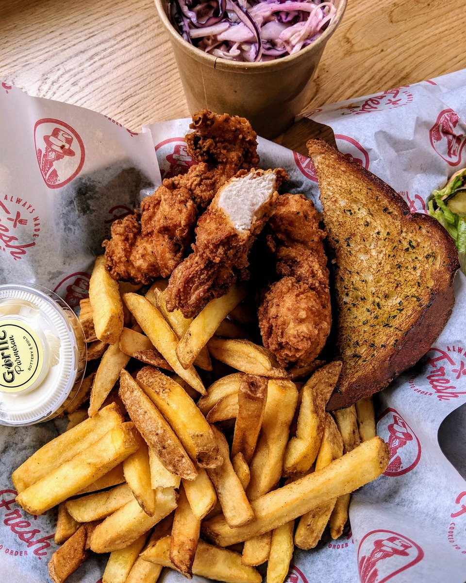 LIFE CHANGING CHICKEN 😍 🍗 🤤 Look at these perfect buttermilk marinated chicken tenders, cooked fresh to order with Texas toast and fries🍟 £7.95 with a bottomless drink! 👌 <a href="/slimchickensuk/">Slim Chickens UK</a> have moved in to a famous spot in Soho and have brought their famous chicken with them!