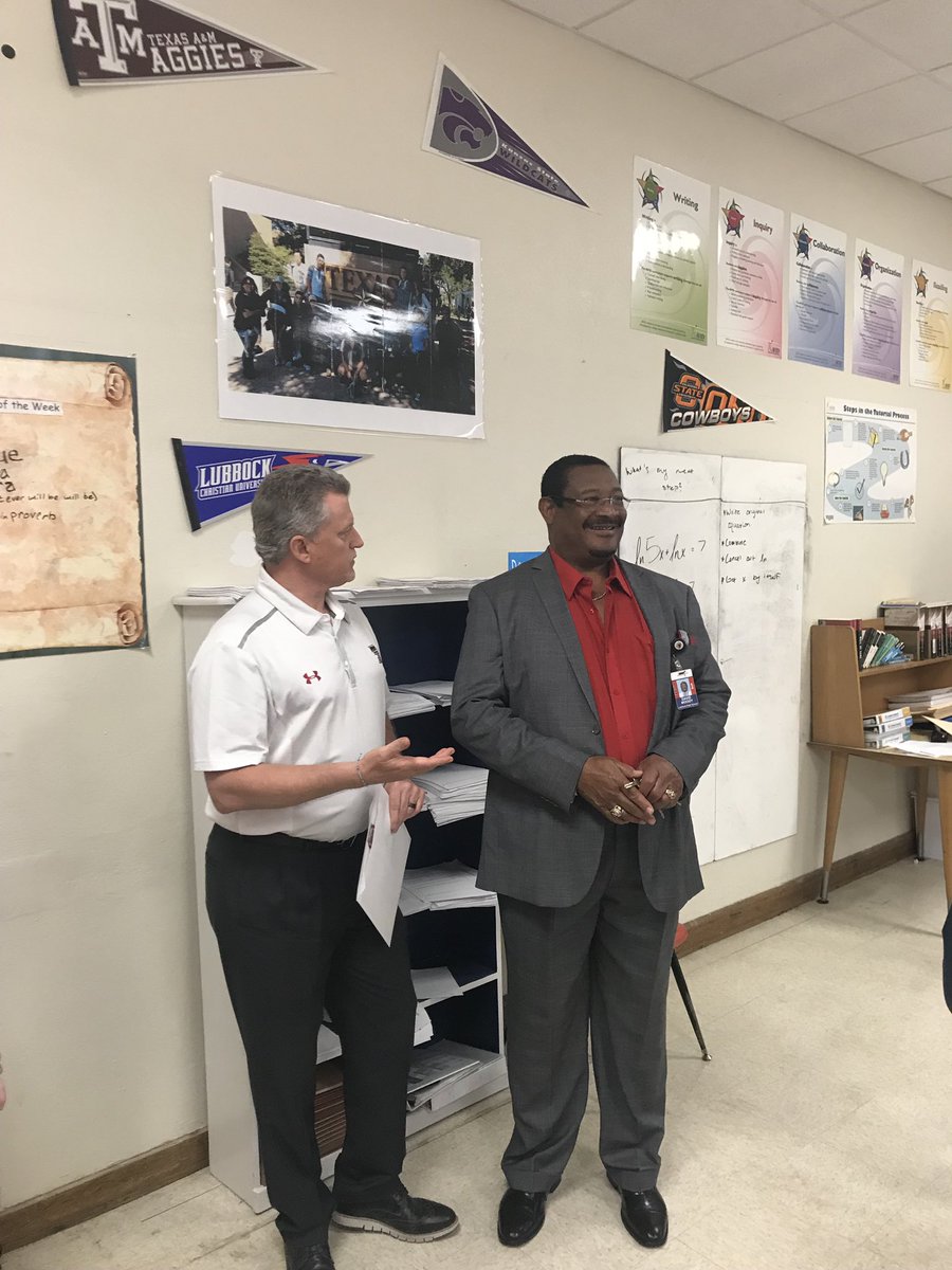 Congratulations  to Coach Moody. He was nominated for Mrs. Bairds Teachers on the Rise by Freshman Abrian Collins. Mike Hughes with Mrs. Bairds and Kasie Whitley with United presenting. Well done Coach Moody!!!

#wearewesterners #westernerpride