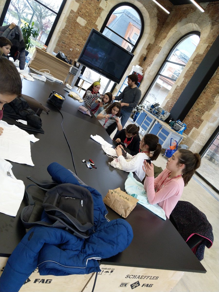 UbuIngenio's tweet photo. Hoy los chicos de PequeDEArte han conocido el #EspacioUBUMaker 

Han plasmado en sus camisetas sus trabajos vectoriales

#muchoqueaprender @DislexiaBu 
@UBUInvestiga @LaEstacionBur https://t.co/qgx1cX3eqB
