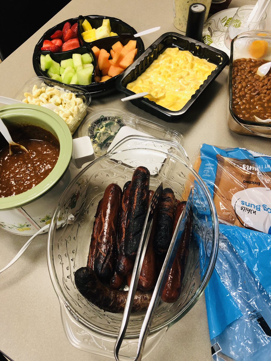 ElleRguez's tweet photo. #OpeningDay2019 #work #POTLUCK 😬 ⚾️  #ThatCub #FlyTheW https://t.co/W9Nub5iebk