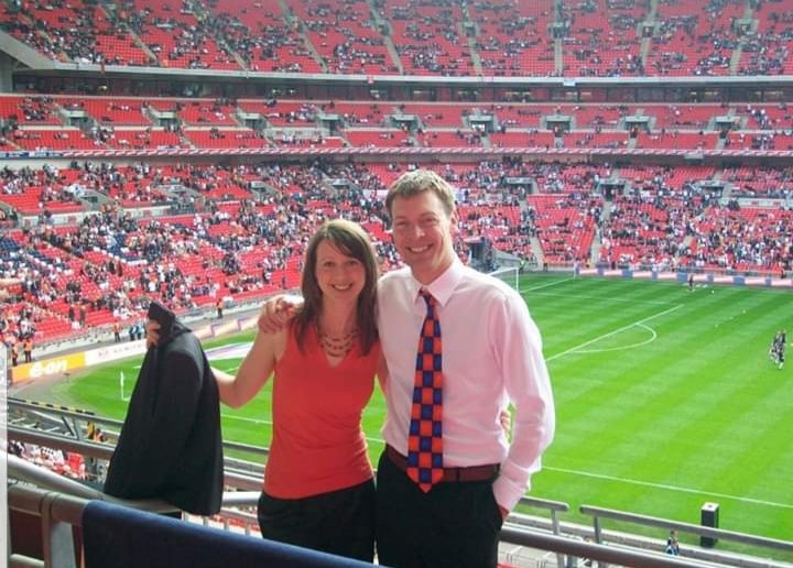 JaneLedsom's tweet photo. 10 years! What a glorious day! Hilarious making this cup final video ๐
https://t.co/OGElAyVmC4
@LutonTown #jptfinal #coyh #cupfinalsong #wembley #lovemyclub #lutontown @kevinnichols #bringmesunshine #proudhatter #bigmicksbarmyarmy #MusicVideo https://t.co/fzNsBczdHb
