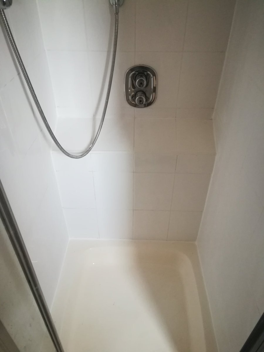 OnTiling's tweet image. Before and after. Night and day @MapeiUKLtd 100white grout and @Rubi_UK_IRE Scraper. Grout still drying out but came up brilliant white....