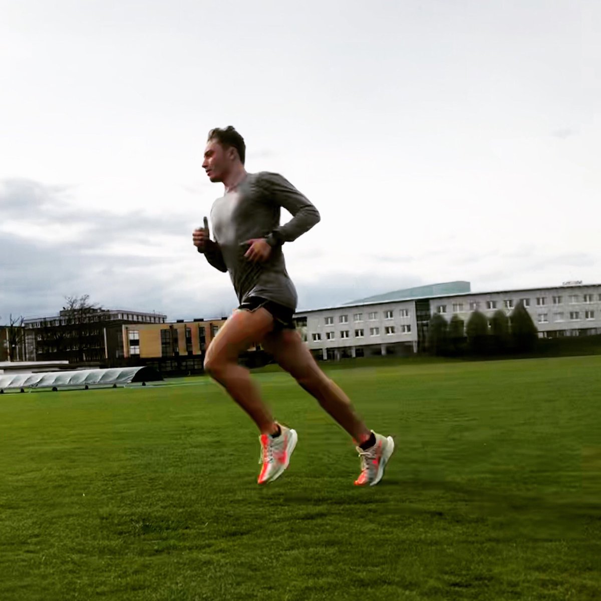 nathanbrown800's tweet image. Finally stress fracture free, looking forward to getting back to running, training and eventually racing! #lsac #nikerunning @PdwSports