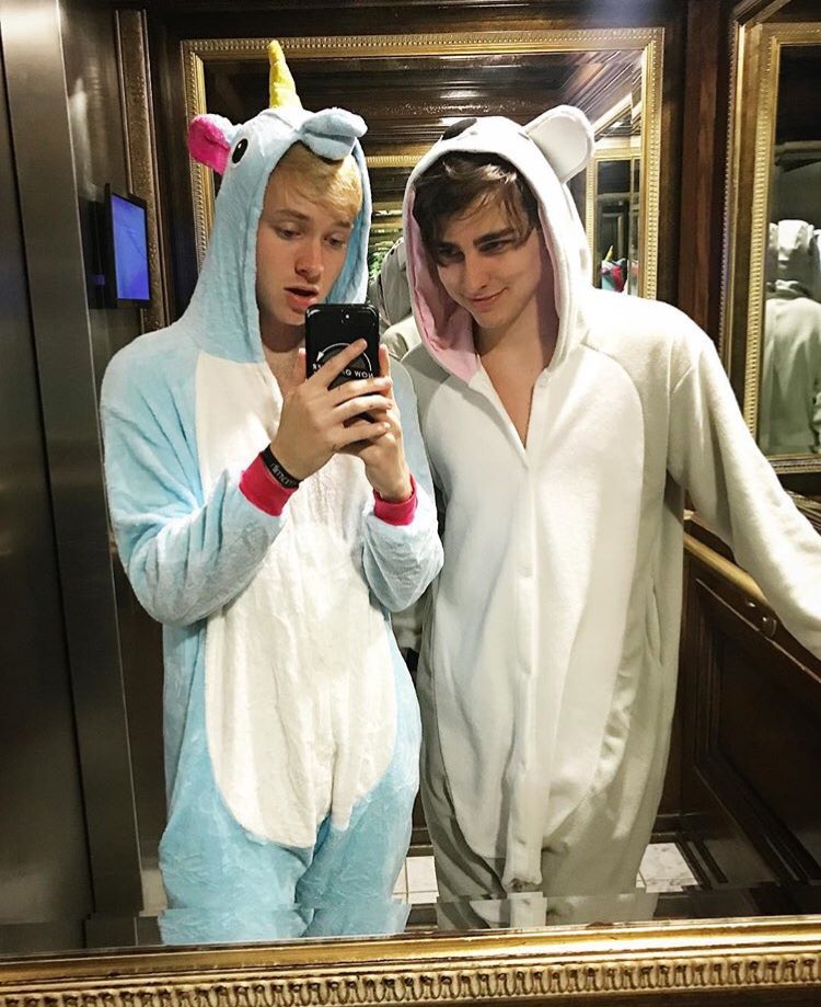 OkayxxAri17's tweet photo. We don’t want anything happening to you guys. We don’t care what kind of content you guys put out there just as long as you guys are safe and sound, we don’t want to lose you guys. We love you too much ❤️🖤❤️🖤 #SamandColbySafetyFirst https://t.co/mez8BXoq8h